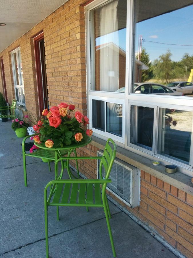 All Tucked Inn Waubaushene Экстерьер фото