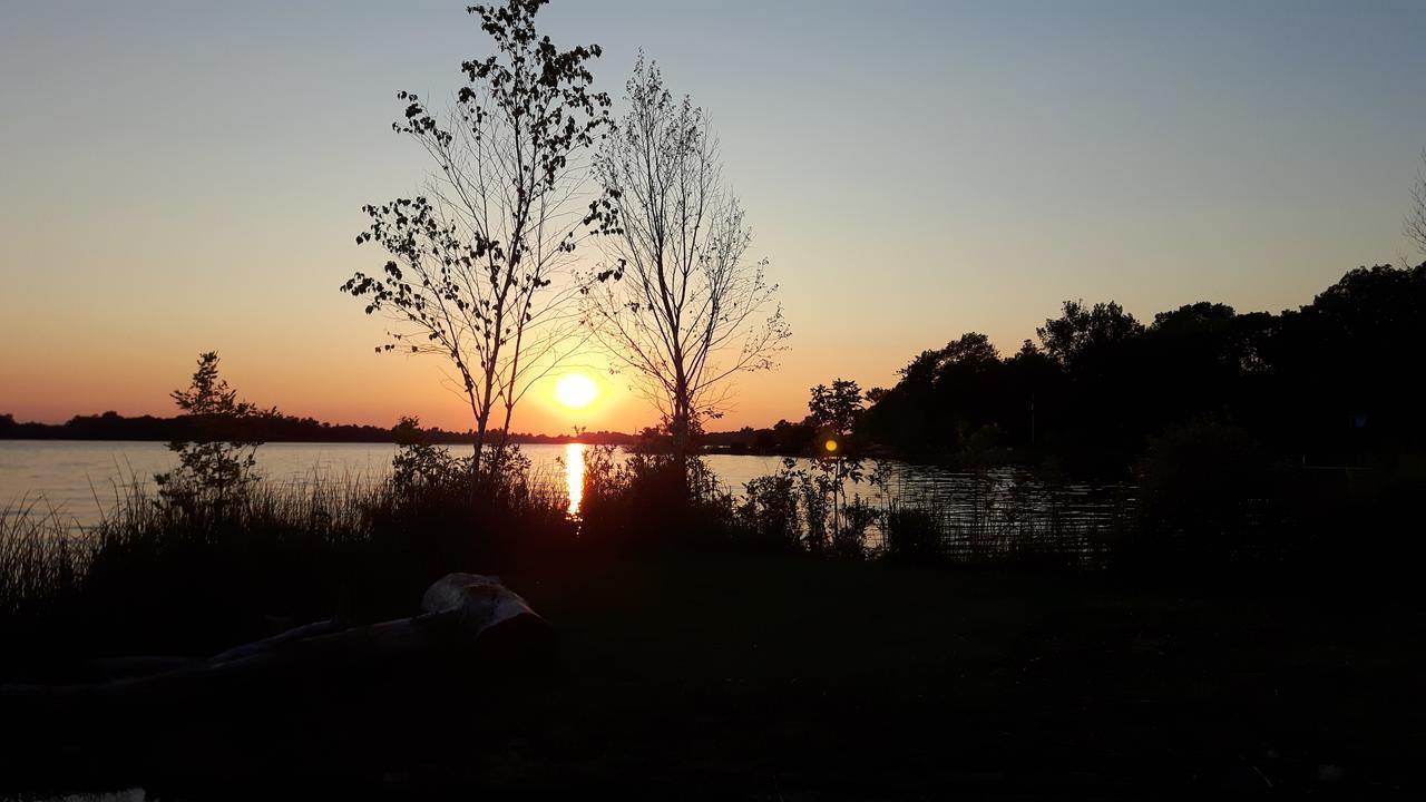 All Tucked Inn Waubaushene Экстерьер фото